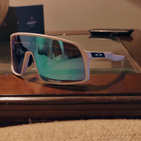 Oakley - Picture 3 of 7